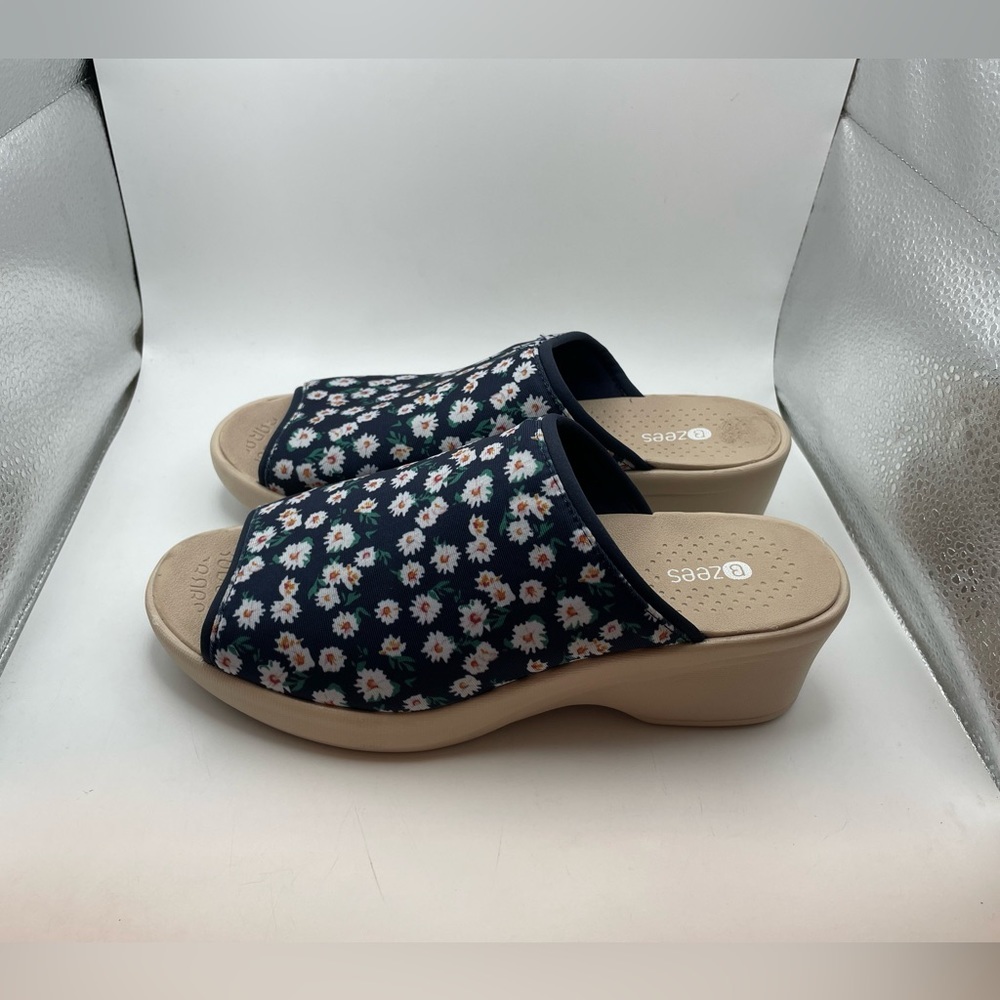 Bzees Laurel floral wedge sandals size 7.5